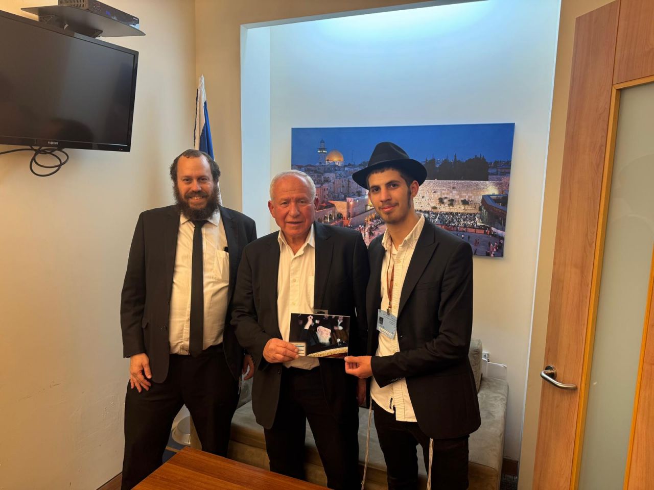 לקשר את אישי הציבור לנשיא